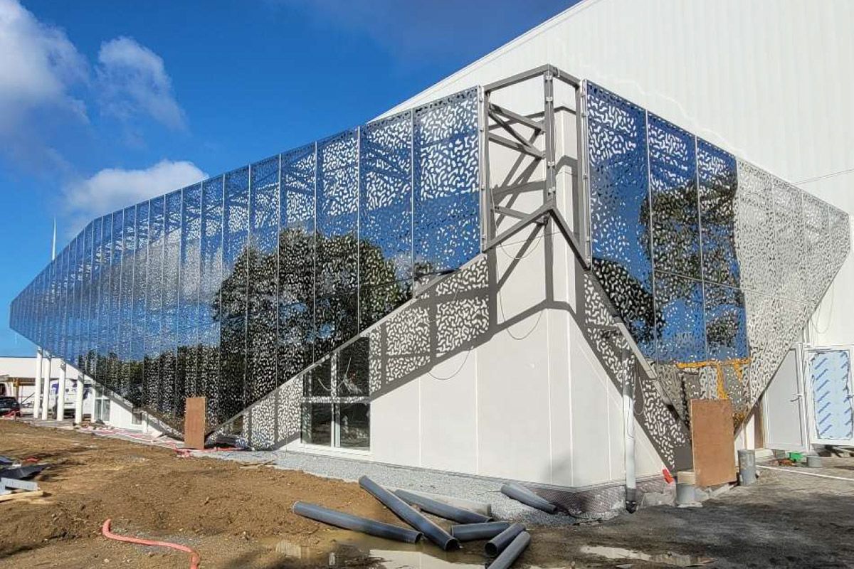 Ossature de façade bardage et cassette inox perforée