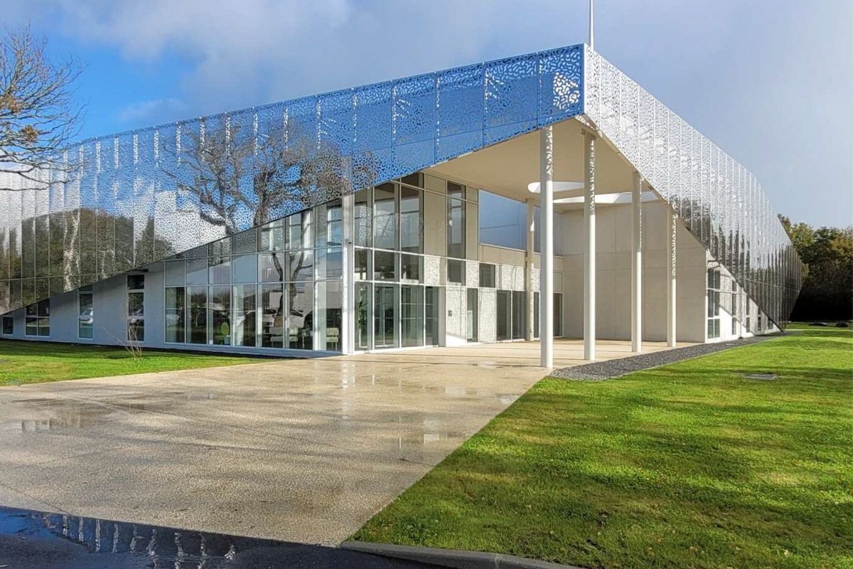 Ossature de façade bardage et cassette inox perforée